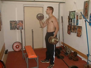 Bicepsový zdvih s jednoručními činkami
