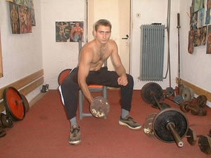 Koncentrovaný bicepsový zdvih s oporou o stehno