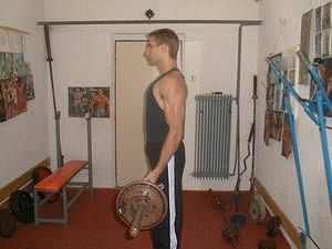 Bicepsový zdvih s velkou činkou ve stoji